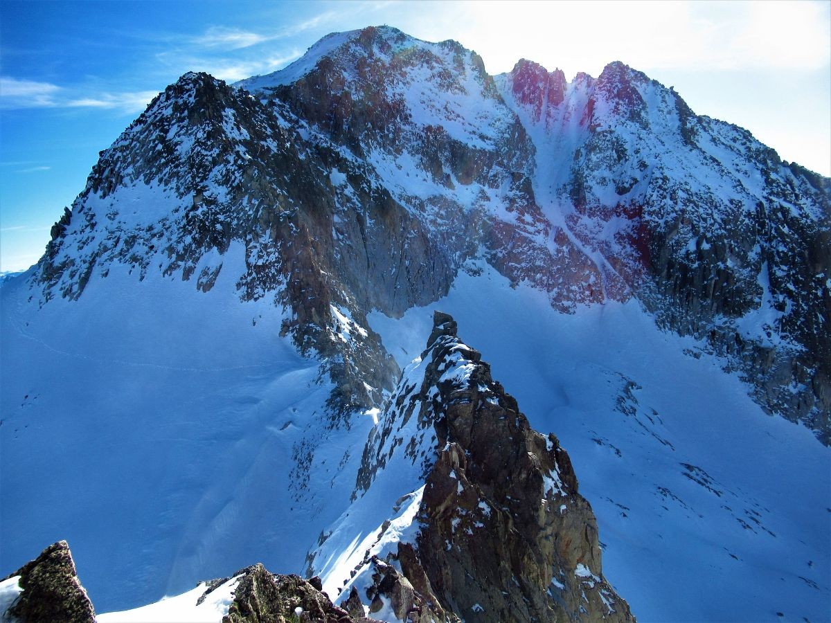 Pic d'Aneto (3404m), aiguilles Daviu (3350m), aiguille Escudier (3315m), couloir Estasen, vus du Pico de Coronas (3297m)