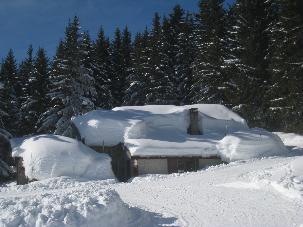 Le refuge du Crêt du Poulet ... sous la neige