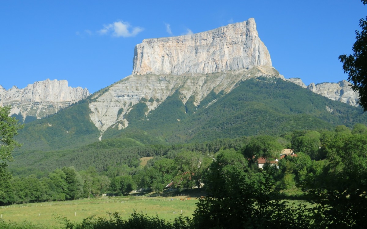 Le Mont Aiguille et le hameau de Ruthière, vus depuis la D7B.
