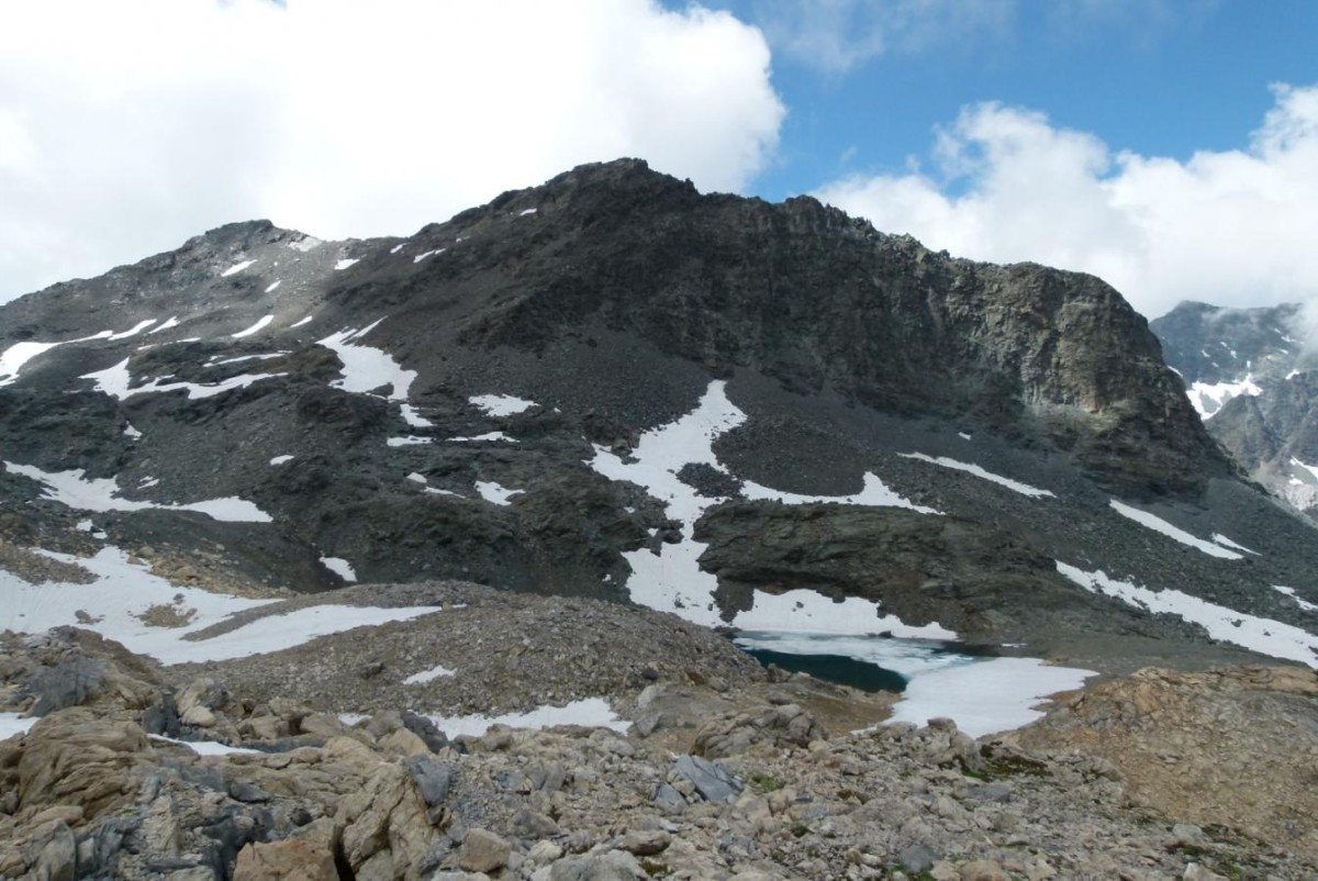 La Pointe des Fonds (3021 m), à gauche, au soleil. Au premier plan le Grand Mont Coua (3014m)