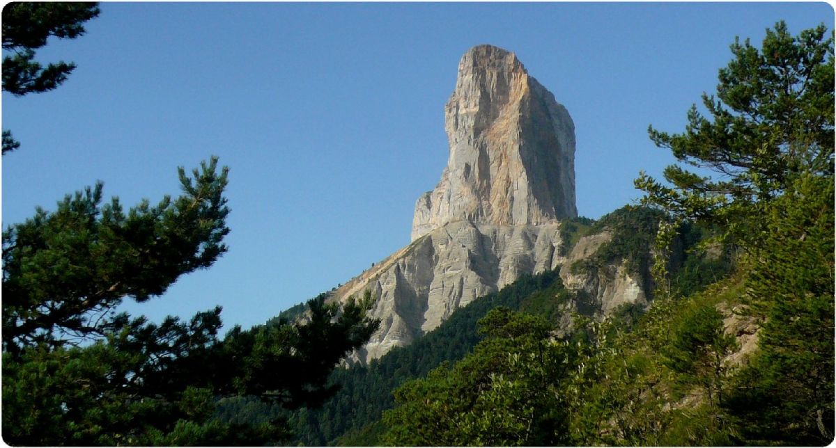 Face nord-est du Mont Aiguille, du Col de Papavet.