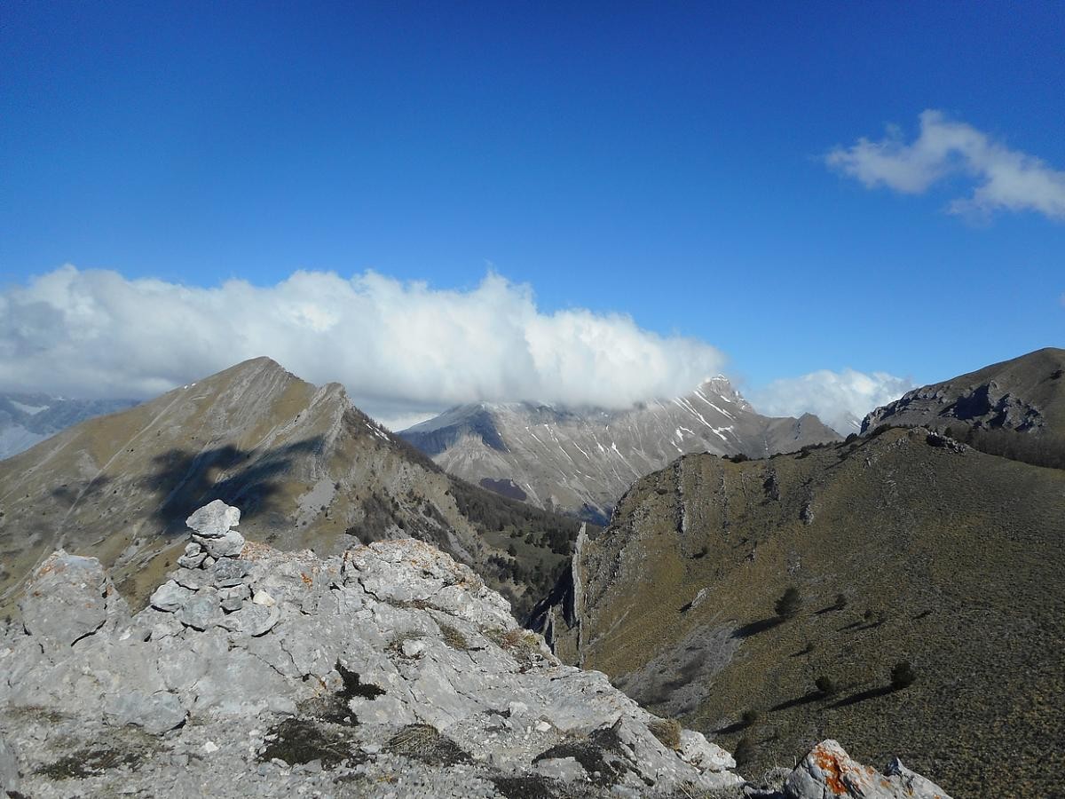 Au sommet du Pic Montclair, regard vers le Pic Melette à gauche et le Pic de Courmian à droite.