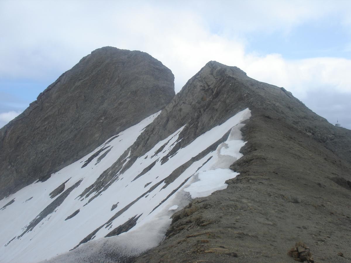 Le Sommet Central (2818m) et son imposante face nord et le modeste sommet Ouest à droite