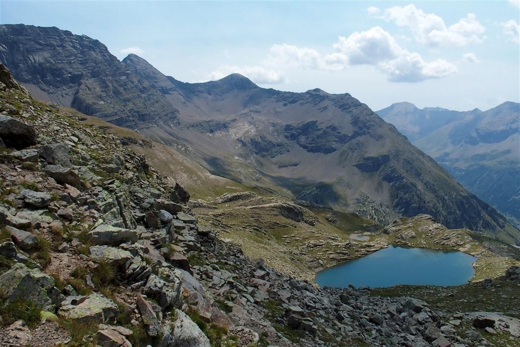 Le Lac des Pisses l'Entre Piniers en arrière plan, en descendant de la Montagne de Chapan