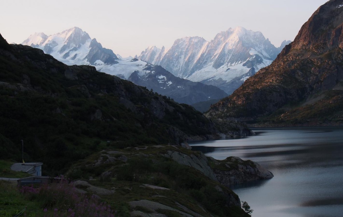 Au Lac d'Emosson, vue sur le splendide enchainement de faces Nord du bassin du glacier d'Argentière