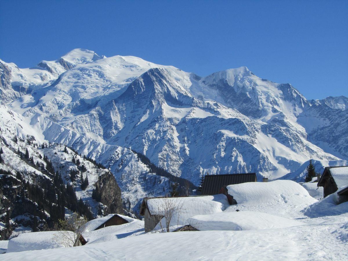 Chalets d'Ayères des Pierrières et massif du Mont Blanc.