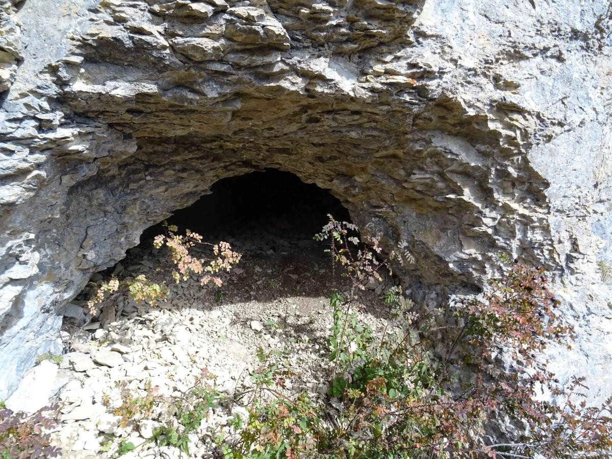 C'est juste là derrière ce trou, derrière cette entrée de grotte, que se trouva la particularité de la journée