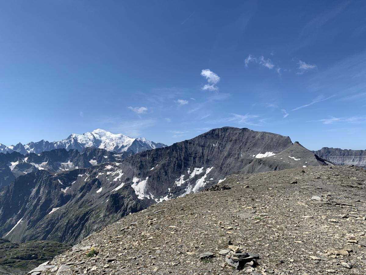 Du sommet du Cheval Blanc, l'imposant Mont Buet et le majestueux Mont Blanc