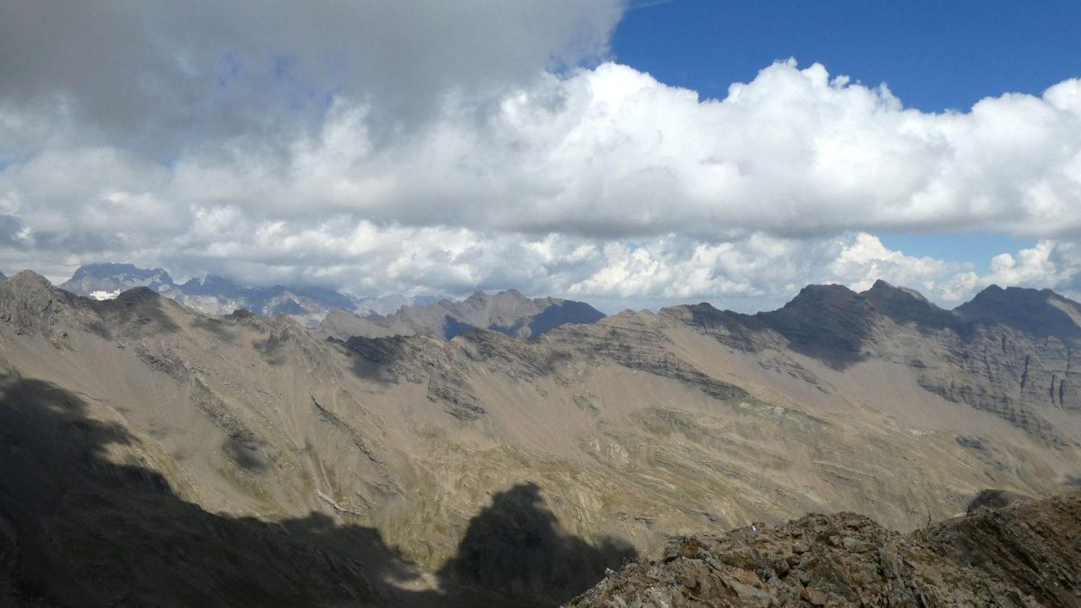 Un large panorama sur de nombreux sommets des Ecrins.