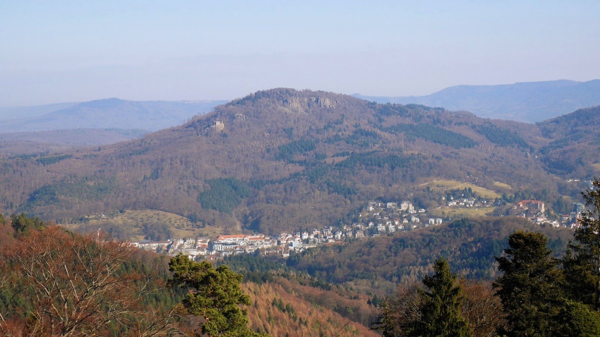 Une vue de la Fremersbergturm : montagne du Battert, bijoux du Nordschwarzwald.