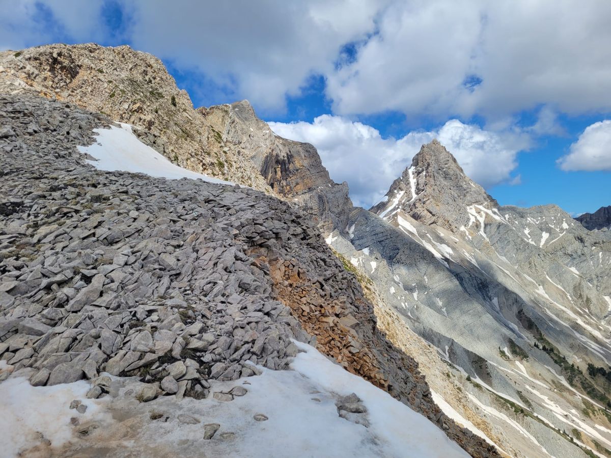 Montée depuis le pas de l'Agneau avec Tête et Roc de Garnesier en face