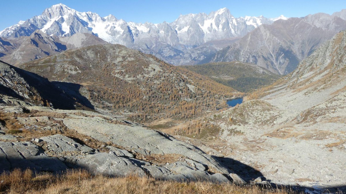 Le lac d'Arpy et le massif du Mont-Blanc.