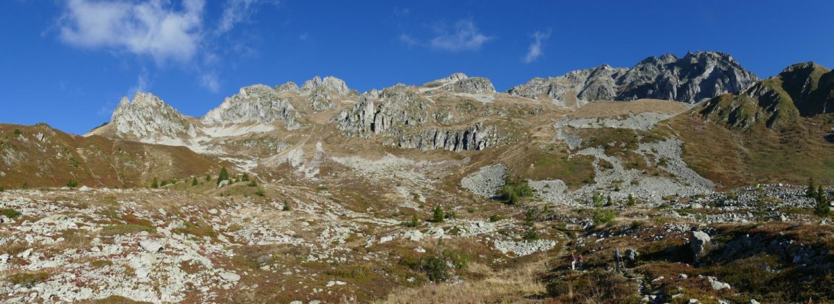 Col de Montjoie à gauche et Col de Sarvatan, un peu masqué,  à droite.