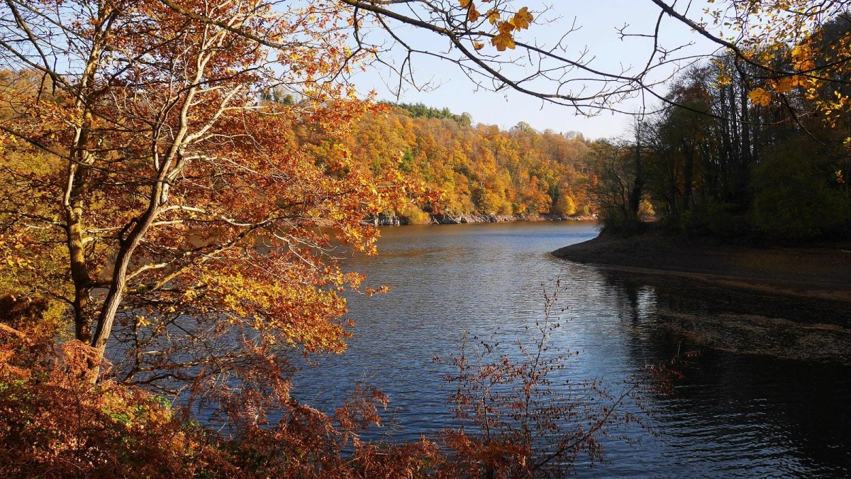 Le lac de l'Arguenon aux couleurs de l'automne.