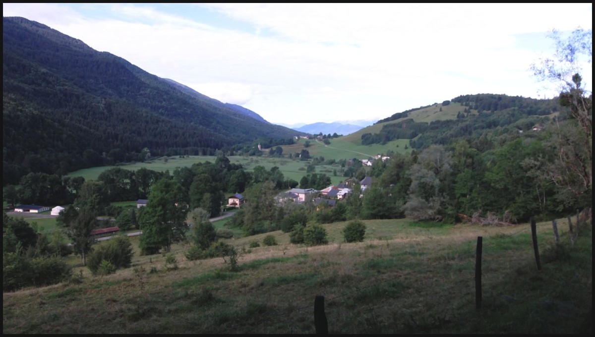 Vallée de l'Huile, regard sur les Granges hameau de départ.