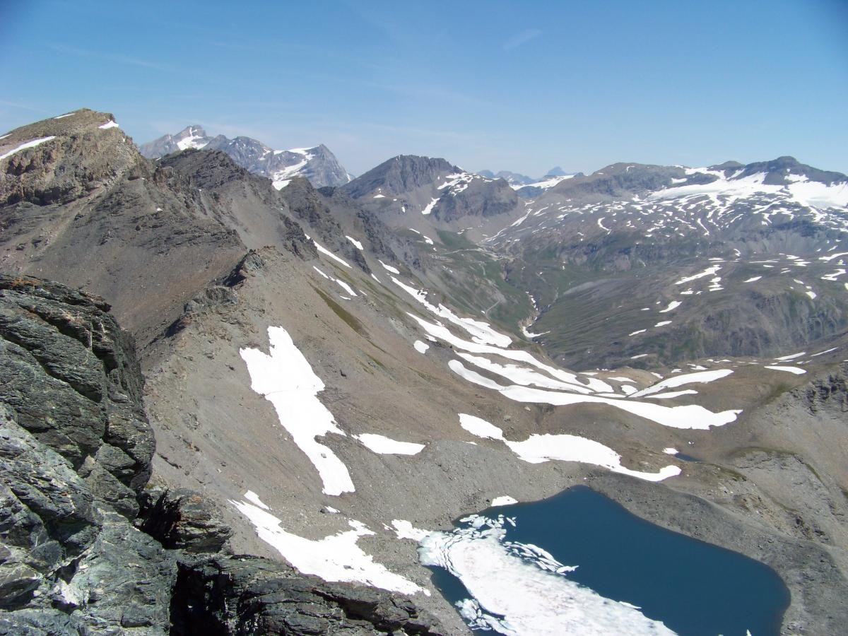 Le lac du Grand fond vu du sommet.