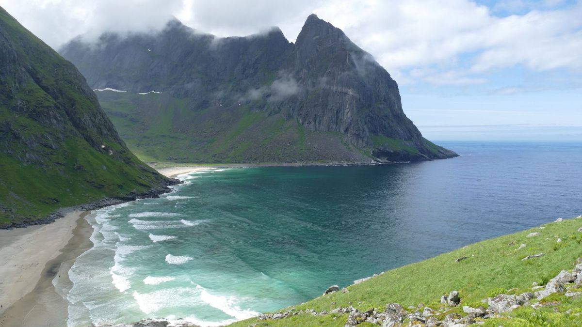 En cours de montée au sommet du Ryten, la baie de Kvalvika.