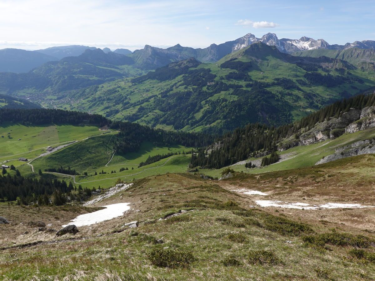 Les Aravis au printemps, entre verdure et neige...