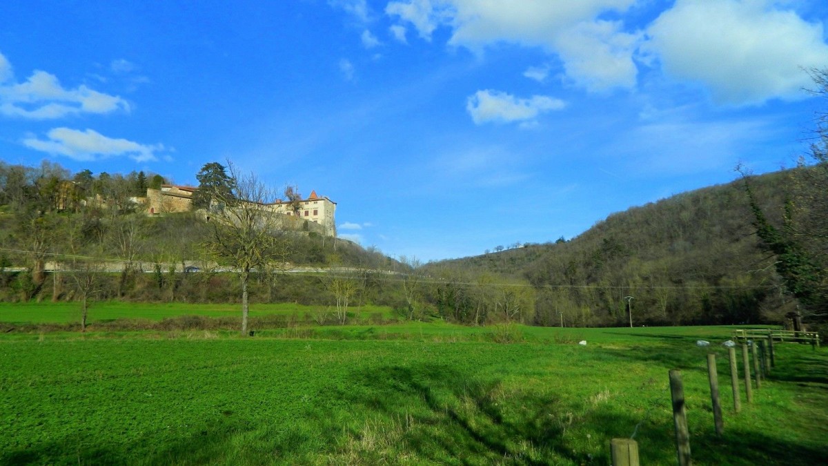 Val de l'Anzieux avec le château de Bellegarde et la chapelle au centre