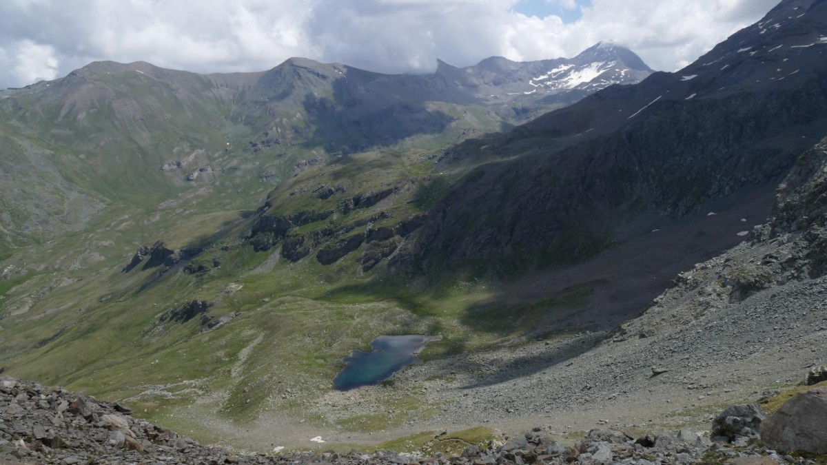 Dans la montée au Mont Creya, vue sur le Lac Money, le haut du Vallon de Grauson et la Punta Tersiva (haut droit de la photo).