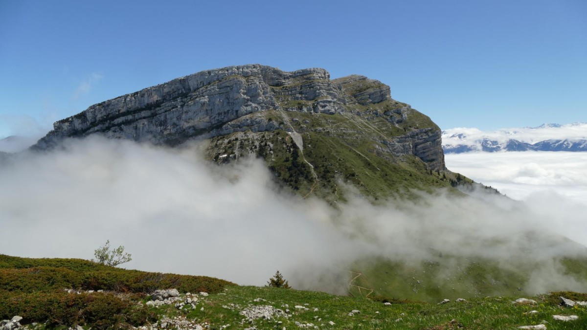 La Dent de Crolles, vue du sommet de Pravouta, en ce jour bien brumeux.