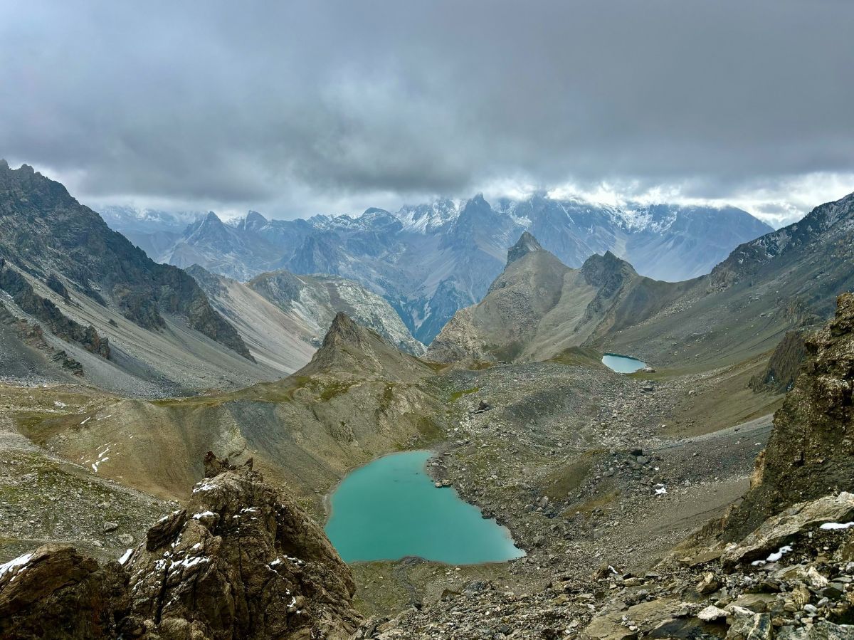 Descente en direction de la Grande Roche, vue sur les lacs des Houerts 