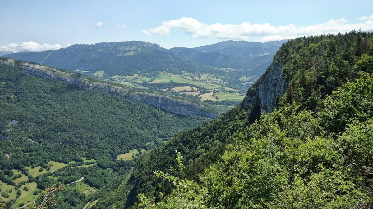 L'un des rares belvédères sur la crête de la Montagne de Bange