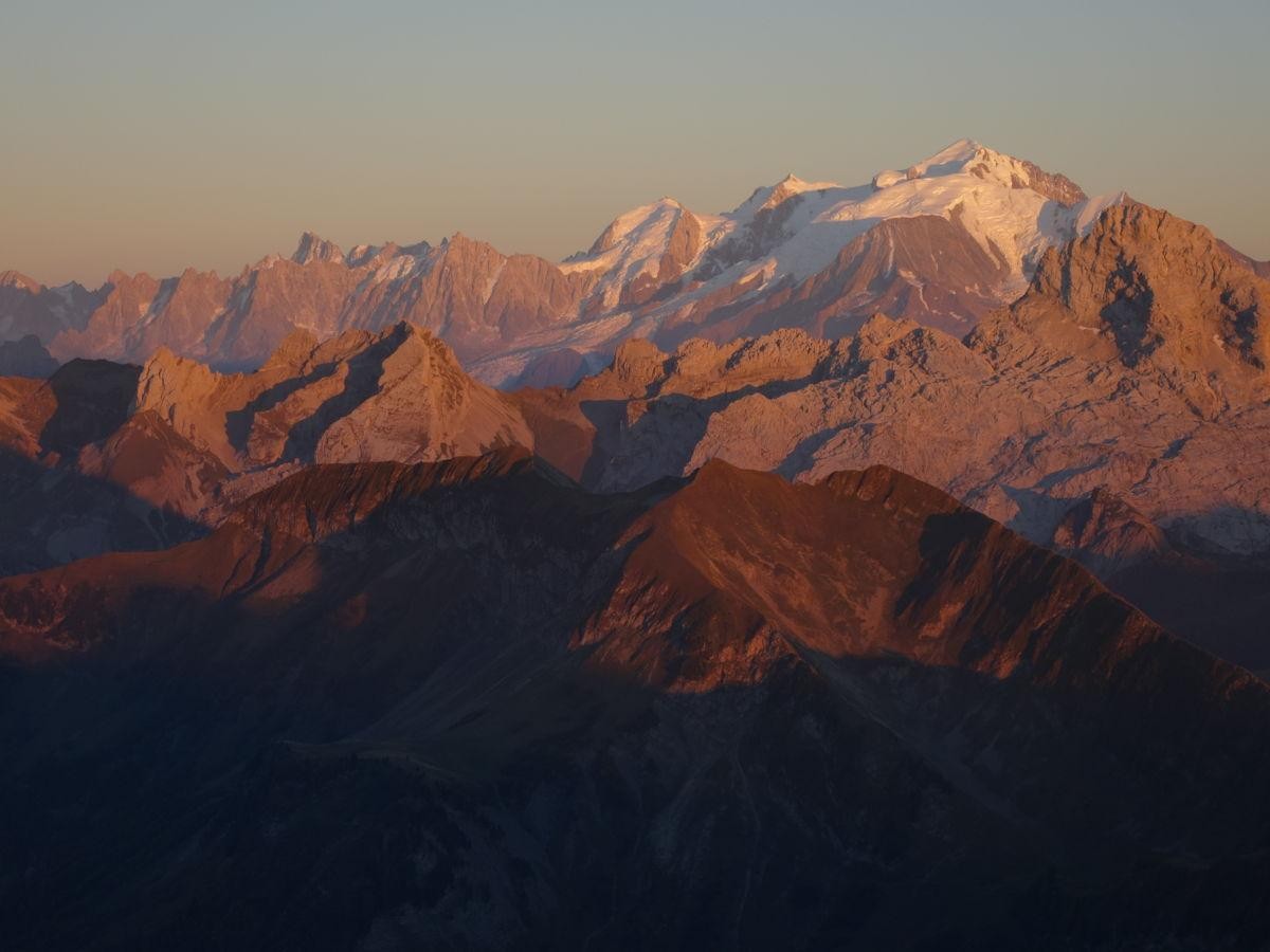 Un sommet idéal pour le panorama sur les Aravis et le Mont Blanc.