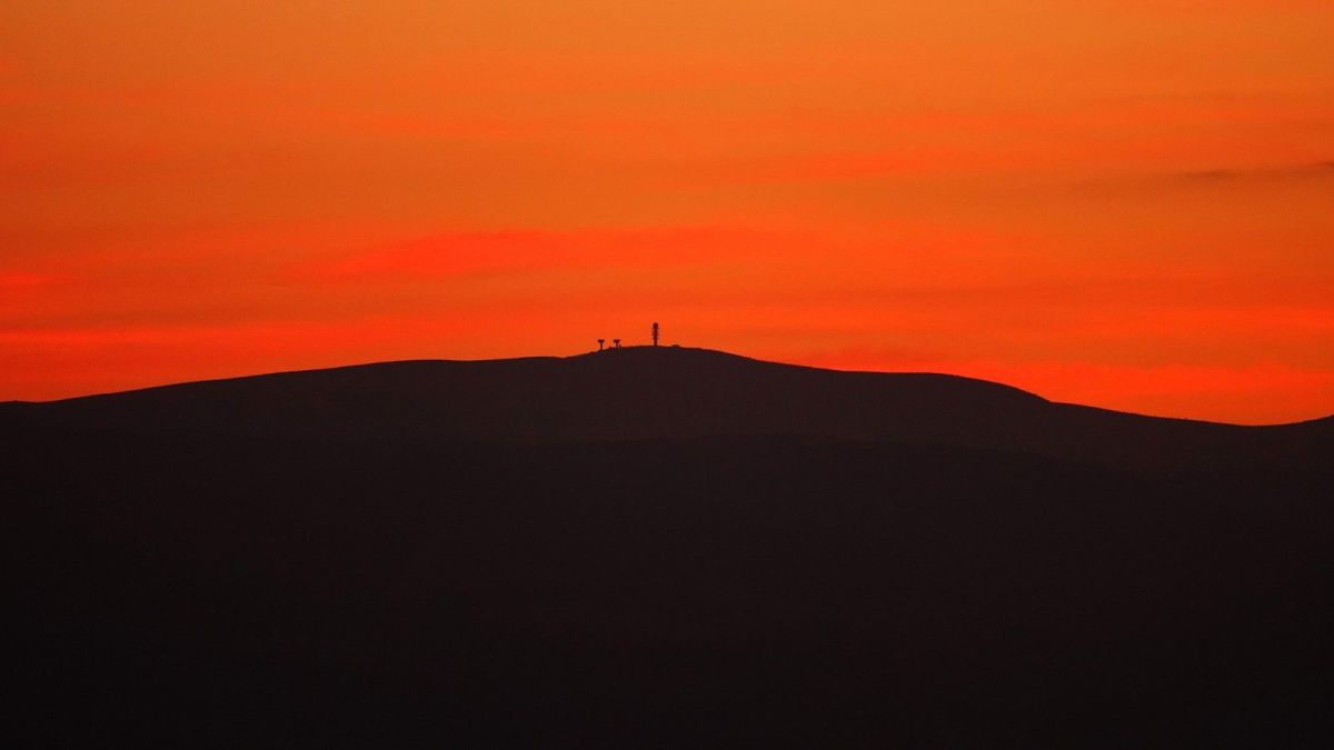 Pierre-sur-Haute, dans le contrejour du crépuscule