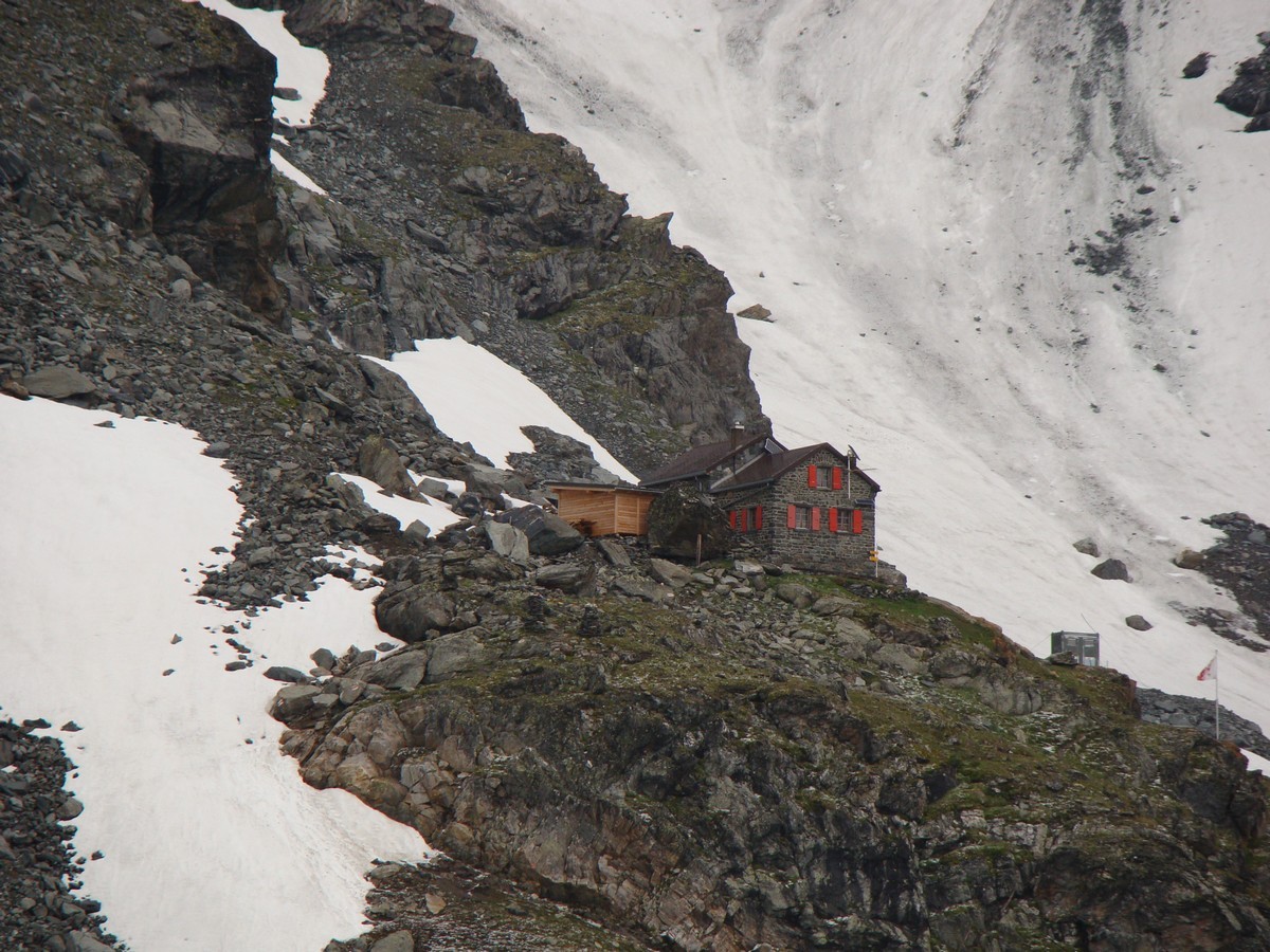 La cabane de Valsorey et le glacier du Meitin.