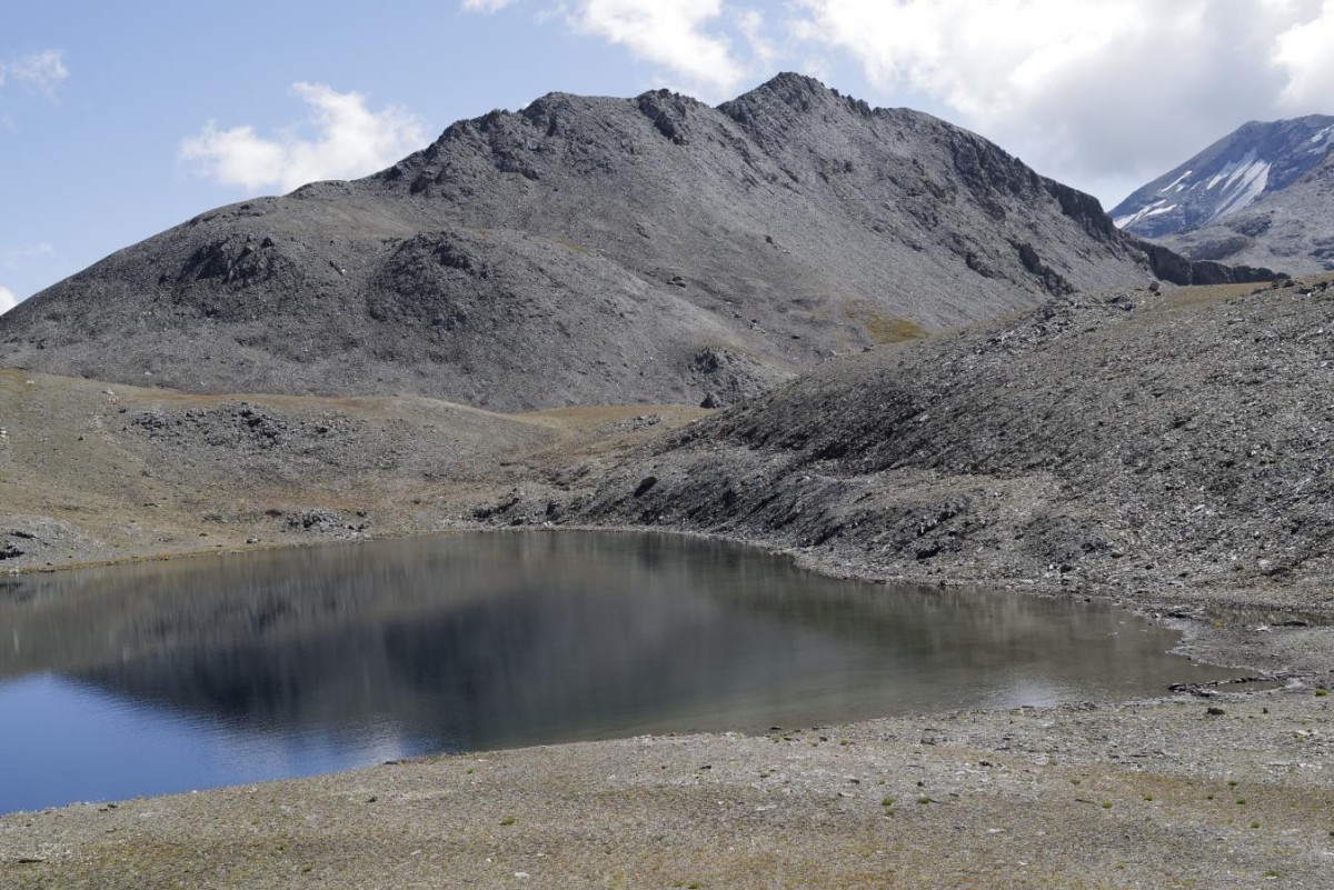 -Une jolie arête qui se mire dans la Lac de la Rocheure