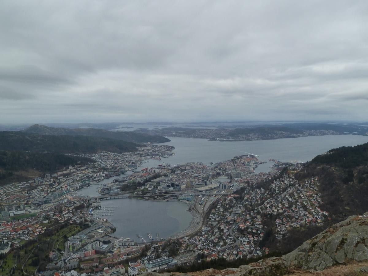 Magnifique point de vue sur le centre-ville de Bergen dans son écrin naturel.