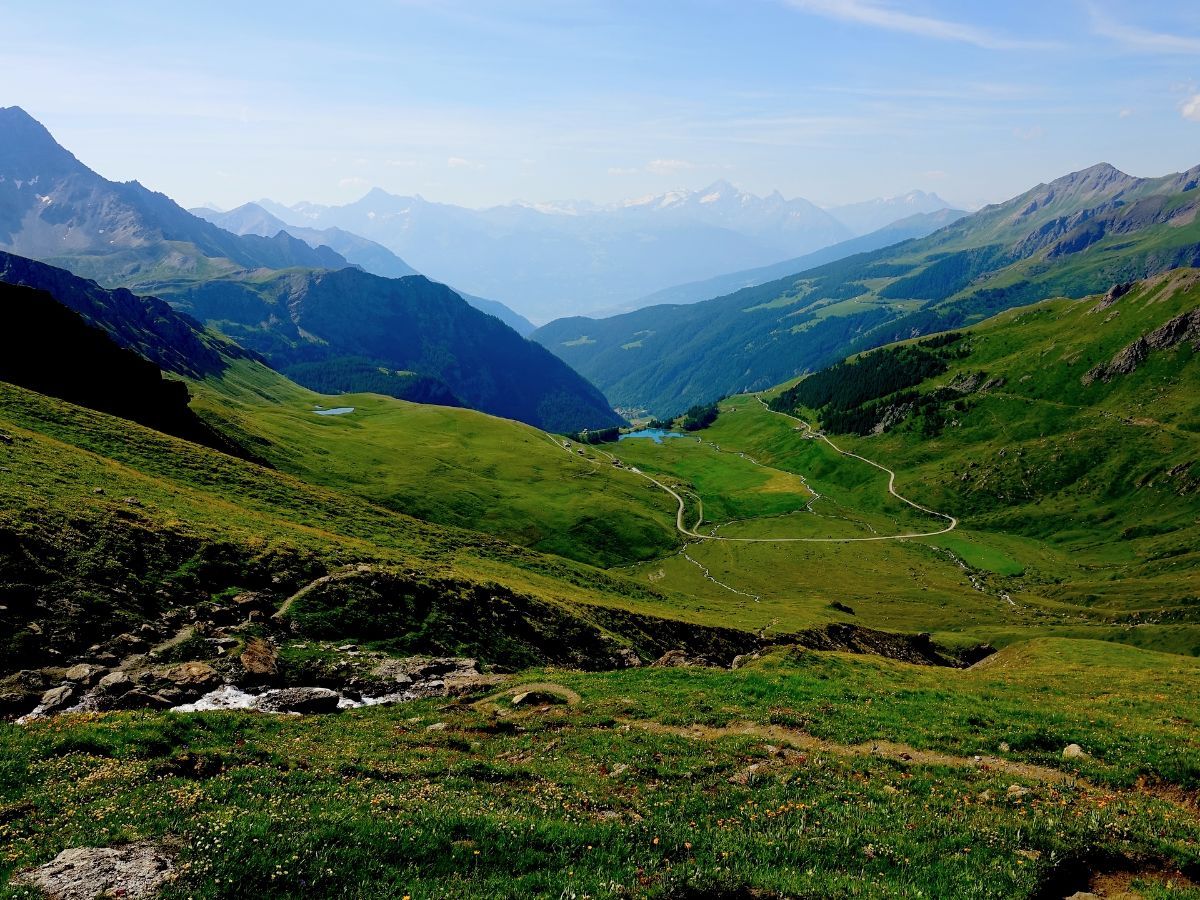 Les alpages de la partie inférieure de la Conque de By.