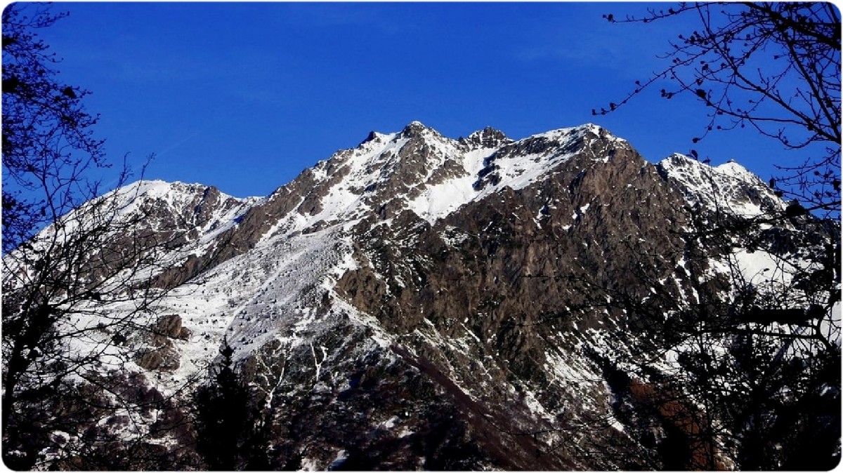 Le massif du Coiro, son versant sud, du Col de Pierre Grosse.