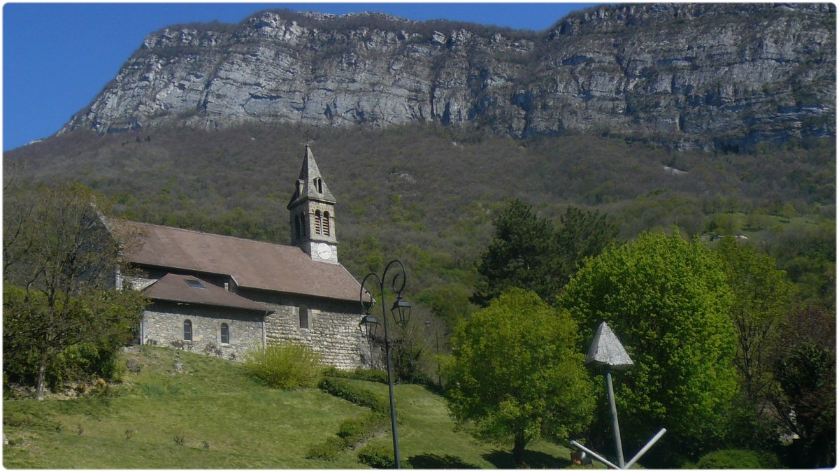 Belle église sous la Montagne du Sac regard de la Grande Rue.
