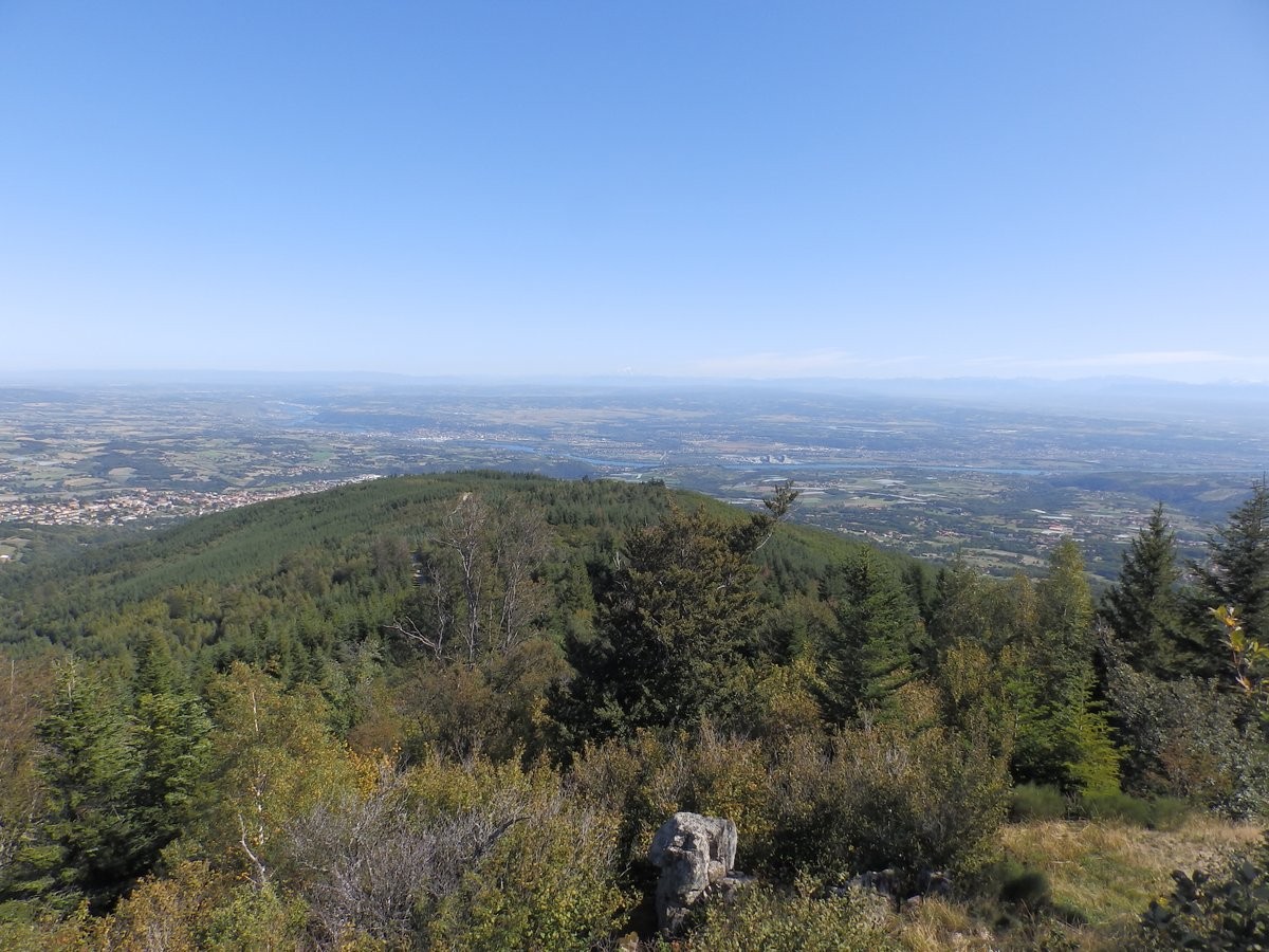 Du Rocher de Dentillon, regard vers la vallée du Rhône et les Alpes.
