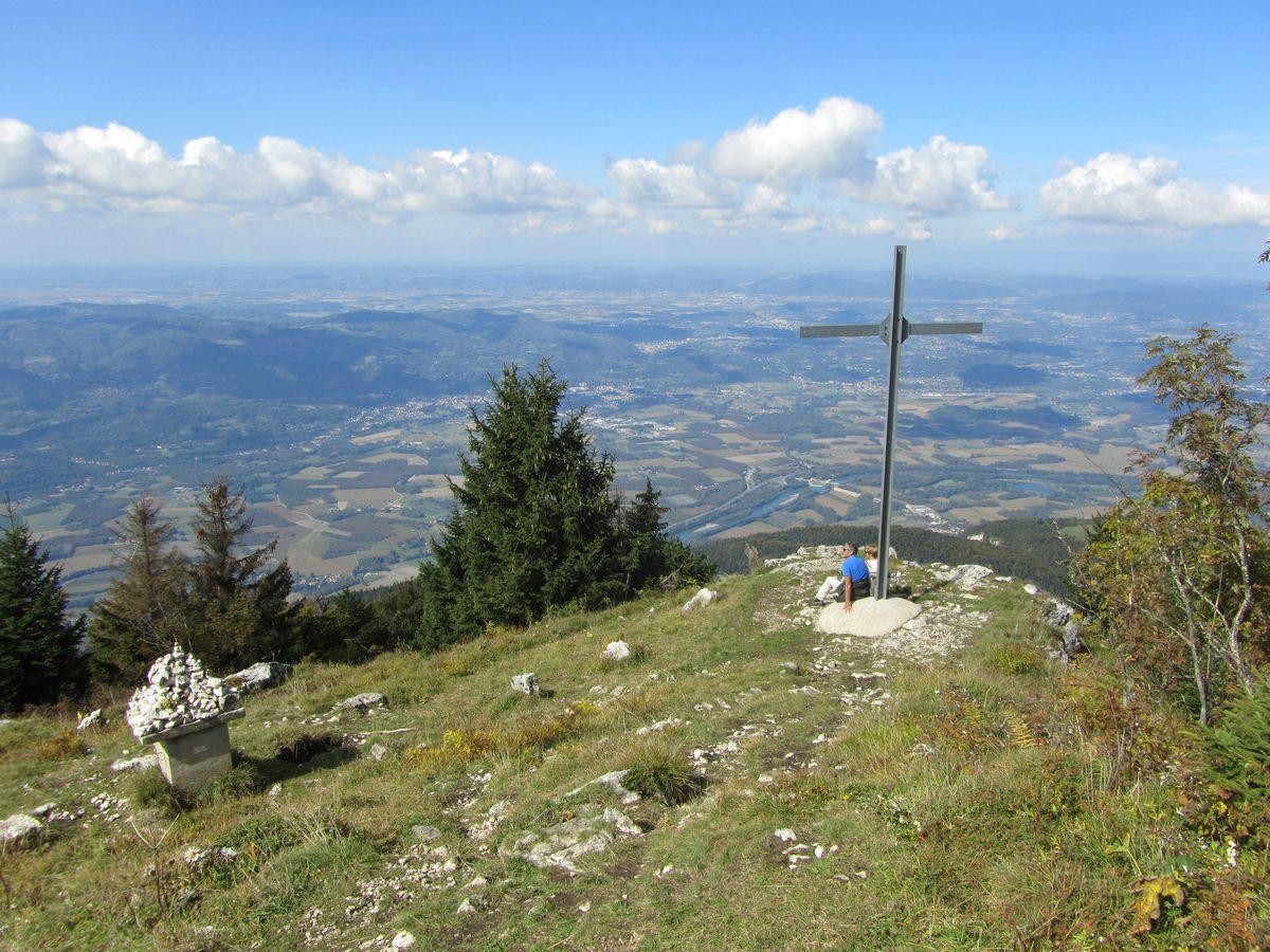 La croix sommitale et la vue sur la vallée de l'Isère.