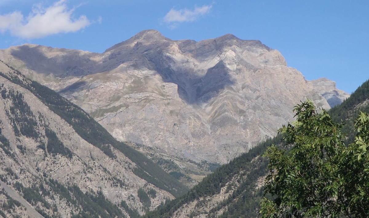 Le rocher de Saint-Ours, vu de la Condamine-Châtelard