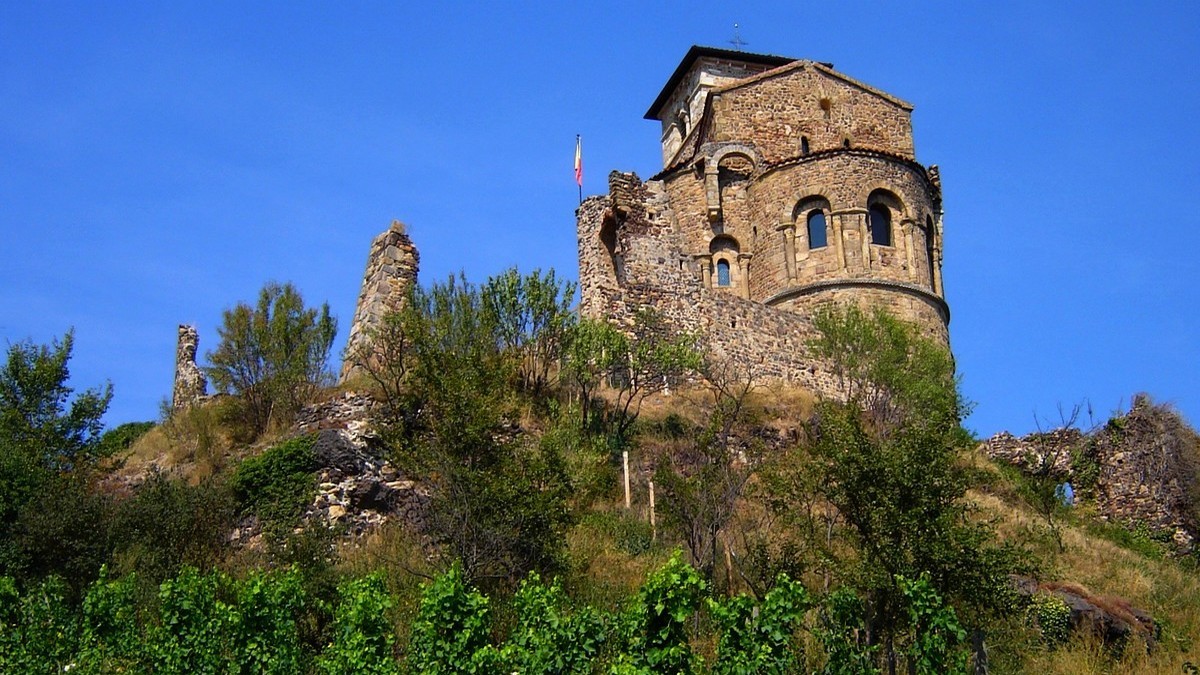 Le prieuré de Saint-Romain-le-Puy se situe au sommet d'un dyke volcanique.