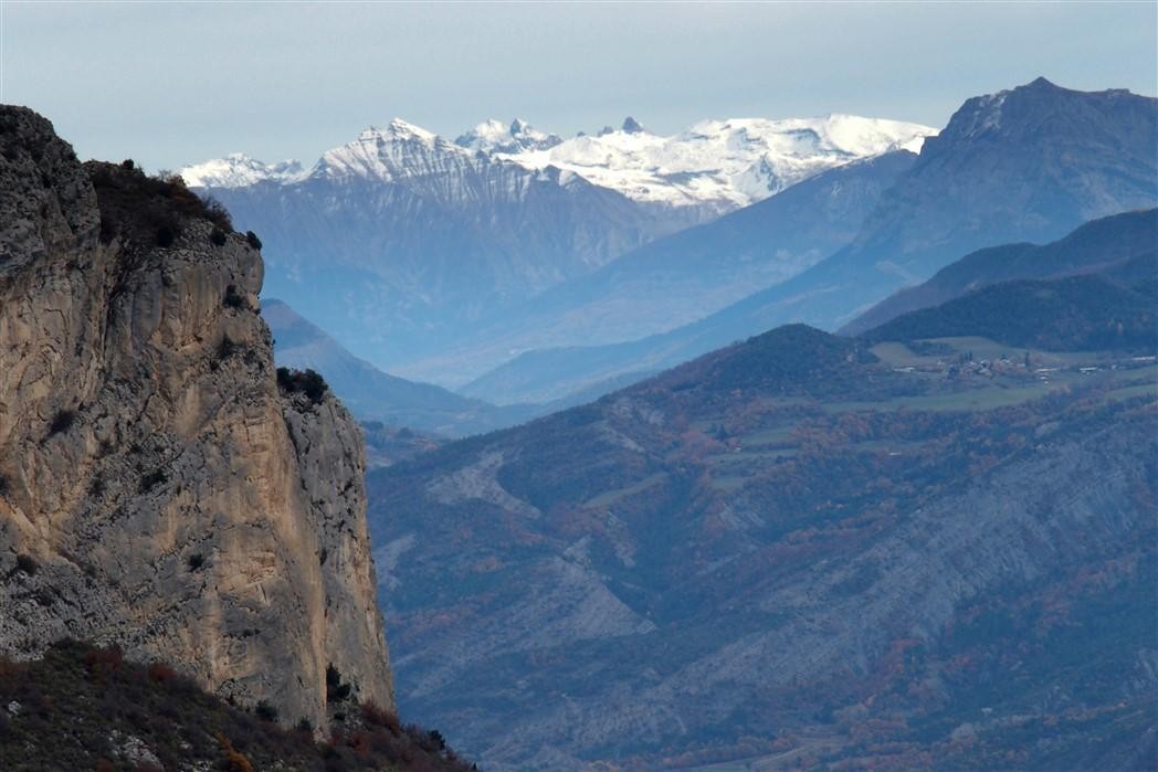 Les falaises du Pic de Crigne avec l'Ubaye au fond
