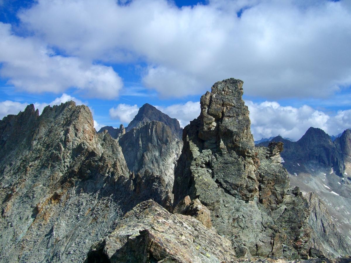 La crête au Col de Burlan : un monde dominé par le rocher, au-dessus de la Dibona.