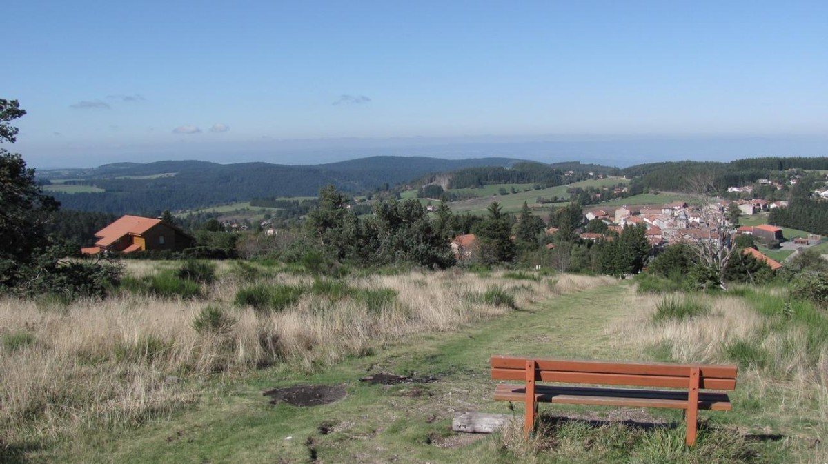 Un banc sympathique avec la vue sur le village du Bessat