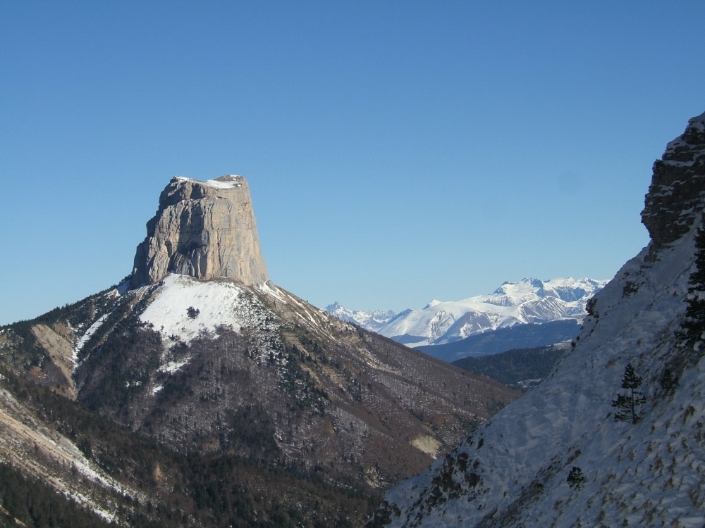 Le mont Aiguille vu du Pas.
