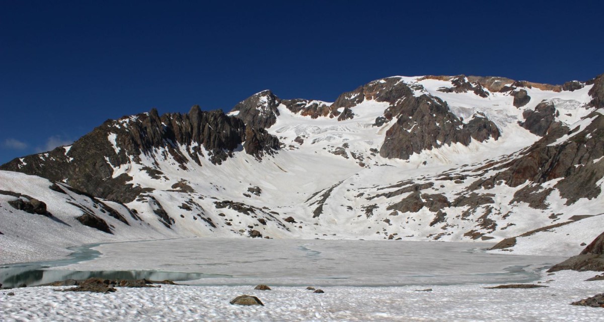 Le Lac des Quirlies, encore en partie en glace