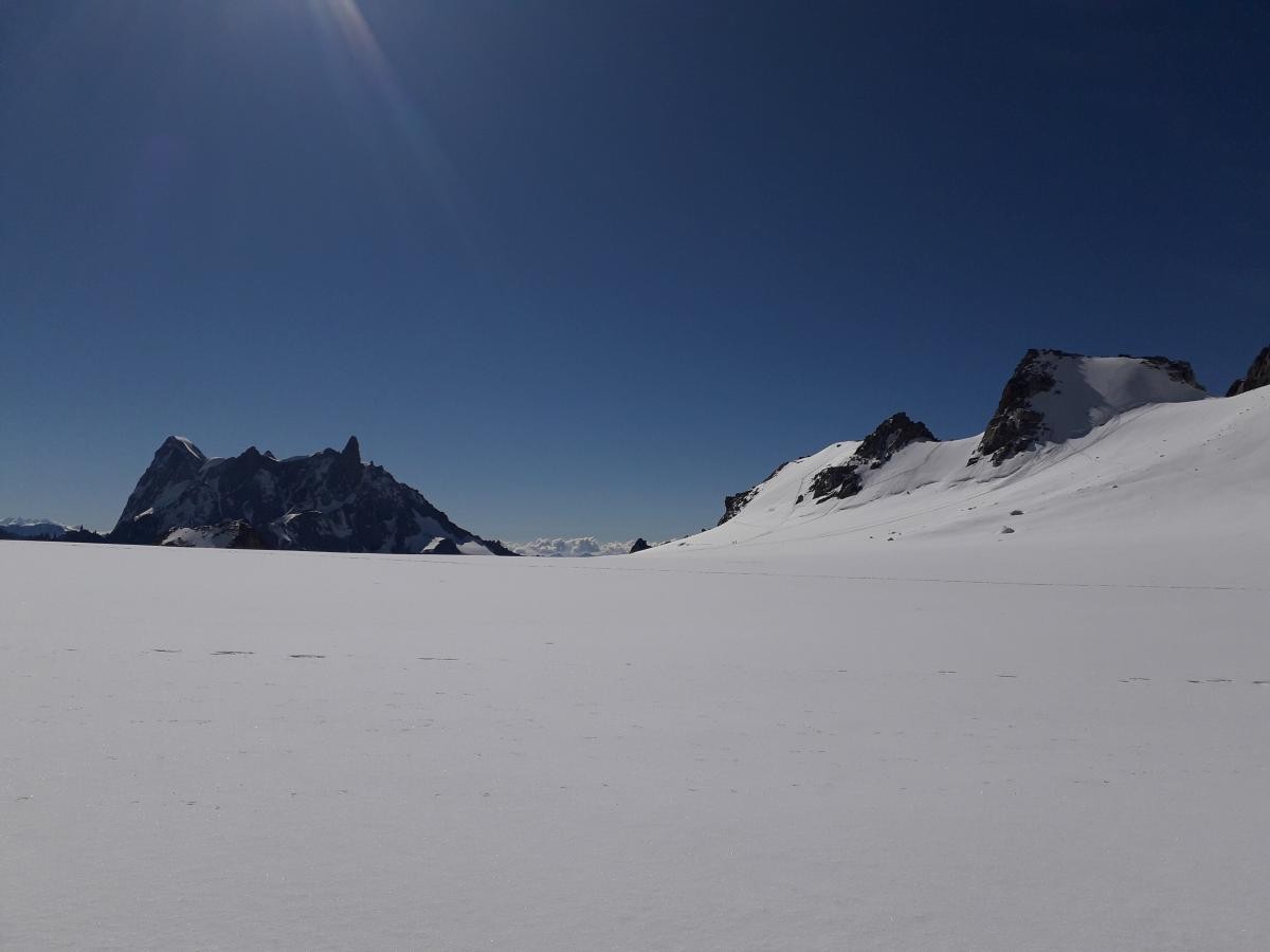La Pointe Lachenal sur la droite depuis le Glacier du Géant