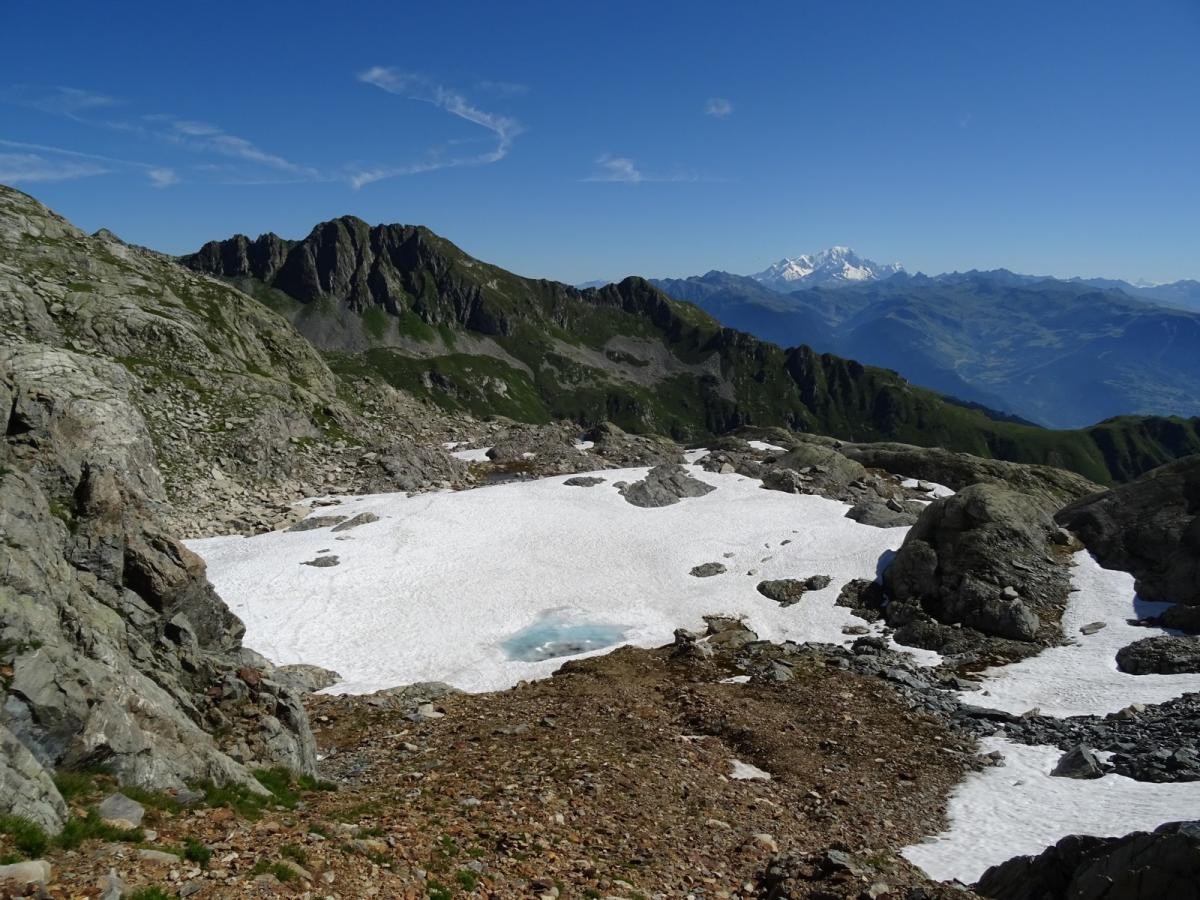 Lac du Lay et au fond le Mont Blanc