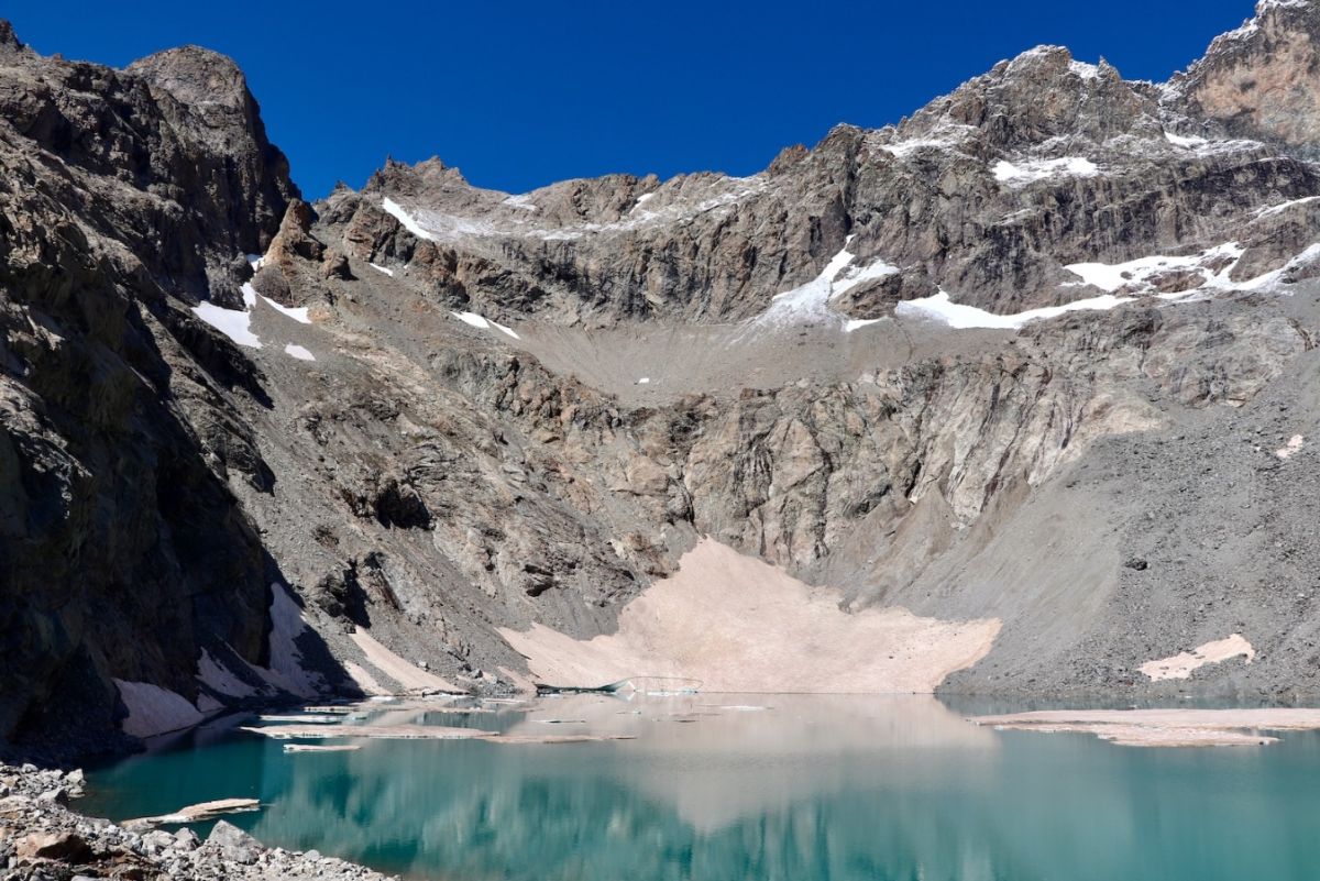 Le Lac du Pavé avec encore quelques icebergs flottants en cette fin d'été