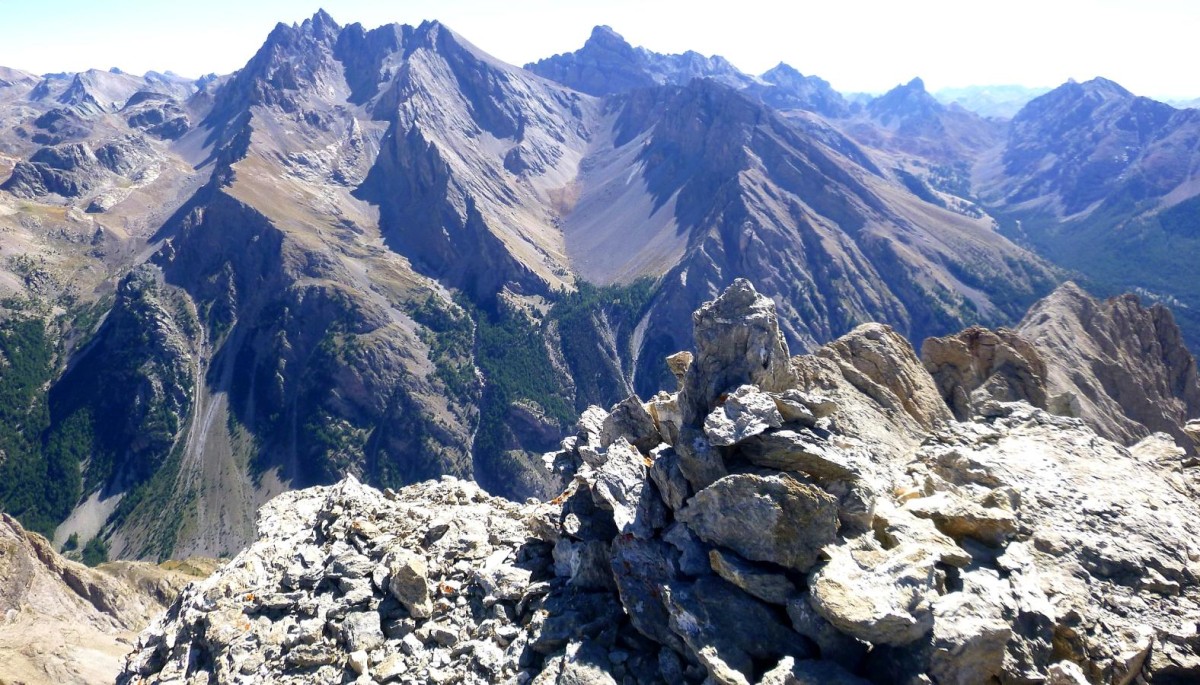 Vue du sommet de la Grande Roche, sur le Chambeyron