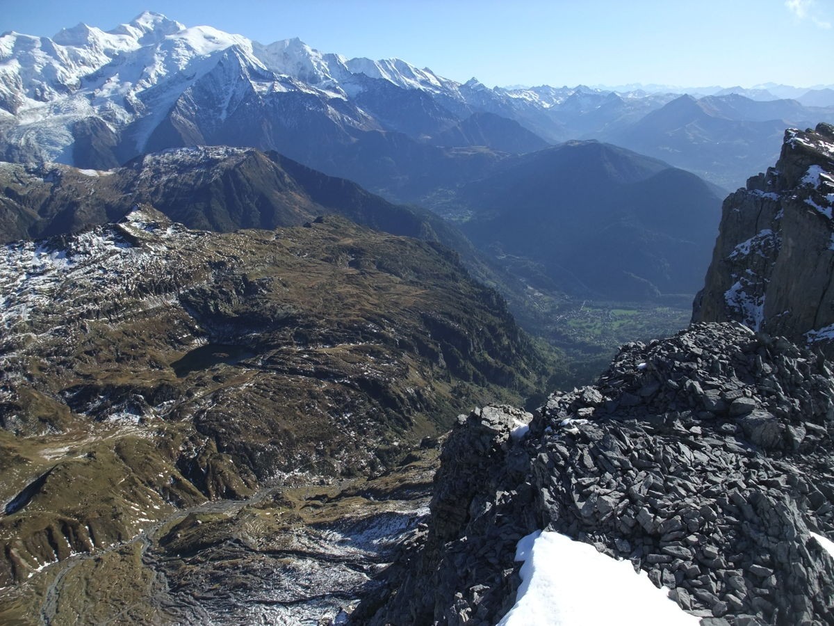 Un magnifique point de vue sur les aiguilles rouges et le massif du Mont-Blanc.