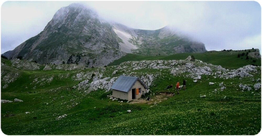 La Cabane des Aiguillettes au pied du Grand Veymont  